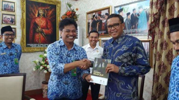 Buku Wisata Alam Sulsel diterima Gubernur Nurdin Abdullah