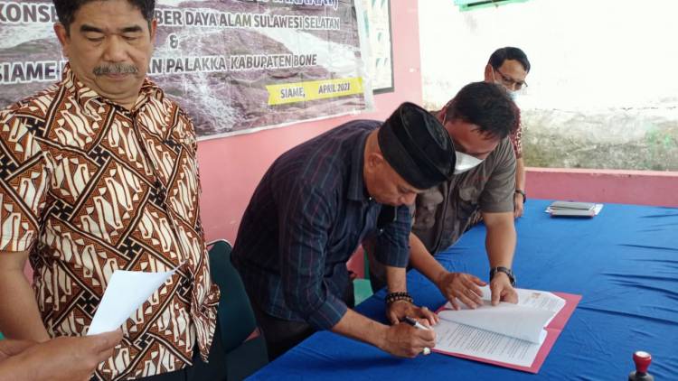 PENANDATANGAN KKM DI DUA DESA BONE BERSAMA DINAS PEMBERDAYAAN MASYARAKAT 